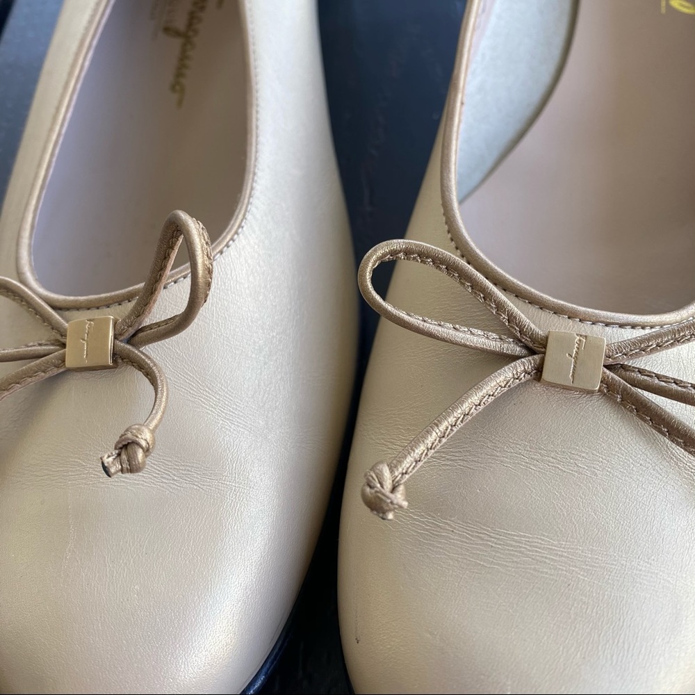 Salvatore Ferragamo gold cream shoes - Picture 2 of 11